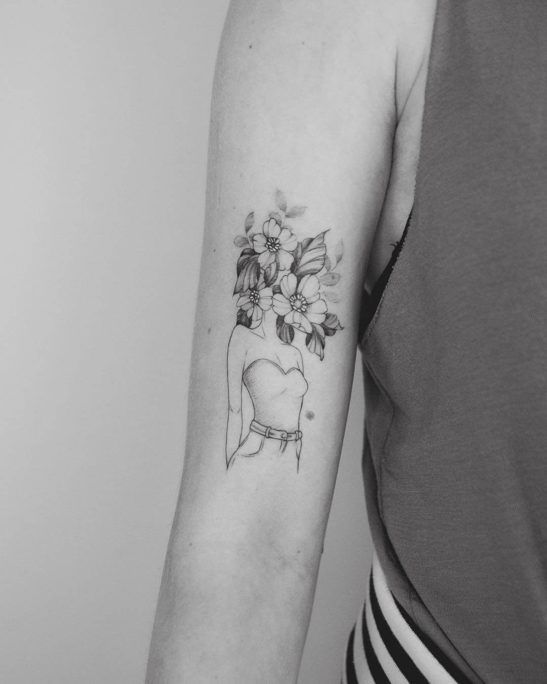 Female portait flower skull